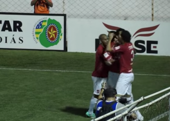 Jogadores colorados comemoram com Frontini um dos marcados no jogo