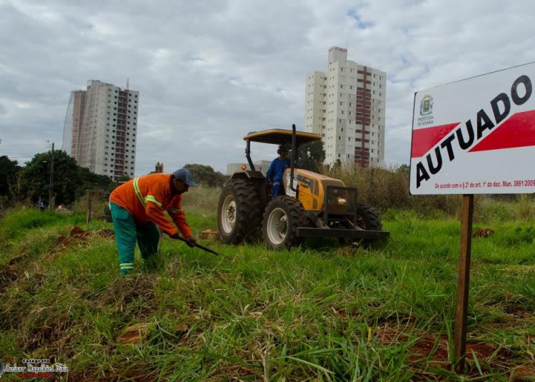 Servidor da Comurg realiza trabalho de limpeza (Foto: Divulgação)