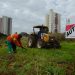 Servidor da Comurg realiza trabalho de limpeza (Foto: Divulgação)