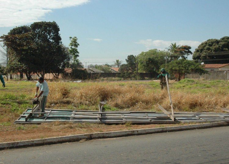 Servidores fazem a retirada de outdoors (Foto: Divulgação)