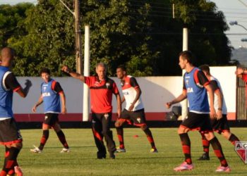 Jorginho orienta jogadores durante treinamento (Foto: Fábio Marques/Site Atlético)