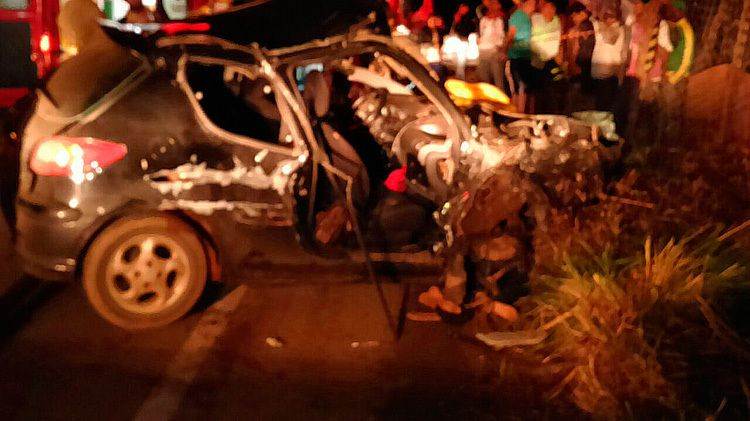 Carro ficou com a frente destruída (Foto: Divulgação/Whatsapp)
