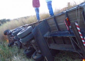 Caminhão tombou na rodovia e suspeito de roubo morreu no local (Foto: Divulgação/PRF)