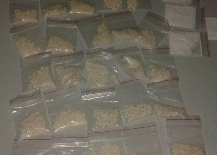 Droga apreendida com o suspeito (Foto: Divulgação PM)