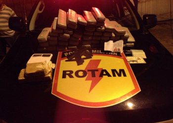 Drogas e arma apreendida com os suspeitos (Foto: Divulgação PM)