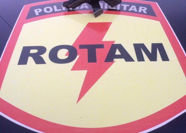 Pistola recuperada pelos policiais da Rotam (Foto: Divulgação PM)