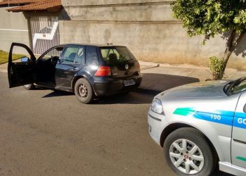 Suspeitos estavam em um VW Golf (Foto: Divulgação PM)