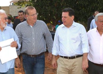 Coordenador geral do Programa Urbano Ambiental Macambira Anicuns, Nelcivone Melo, prefeito Paulo Garcia, governador Marconi Perillo, e secretário da Casa Civil, Vilmar Rocha / Foto: Humberto / Secom