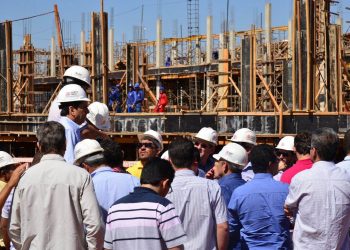 Prefeito Maguito e comitiva vistoriam obras do Hospital Municipal / Foto: divulgação