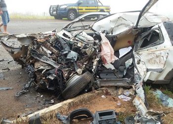 Fiat Strada ficou com a frente destruída (Foto: Divulgação PRF)