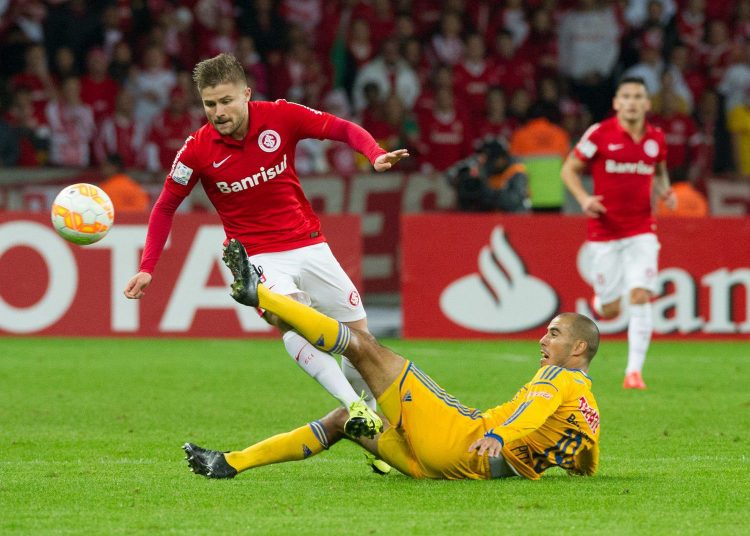 Valdívia, do Internacional, em ação no duelo contra o Tigres (Foto: Site Internacional)
