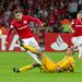 Valdívia, do Internacional, em ação no duelo contra o Tigres (Foto: Site Internacional)