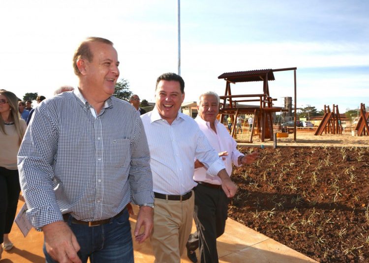 Governador e prefeito em visita a obras na capital (Foto: Secom)