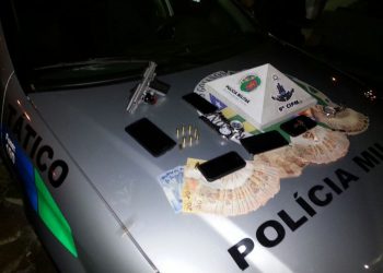 Objetos apreendidos com o suspeito (Foto: Divulgação PM)