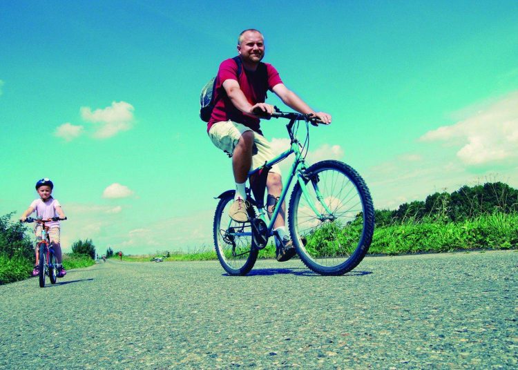 Pedalando, pais e filhos mantêm o corpo em movimento, desenvolvem coordenação motora e equilíbrio. A bicicleta estimula atenção, disciplina e sociabilidade. É indicado para crianças a partir de três anos