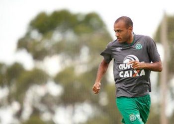 Atacante Roger negocia com o Goiás