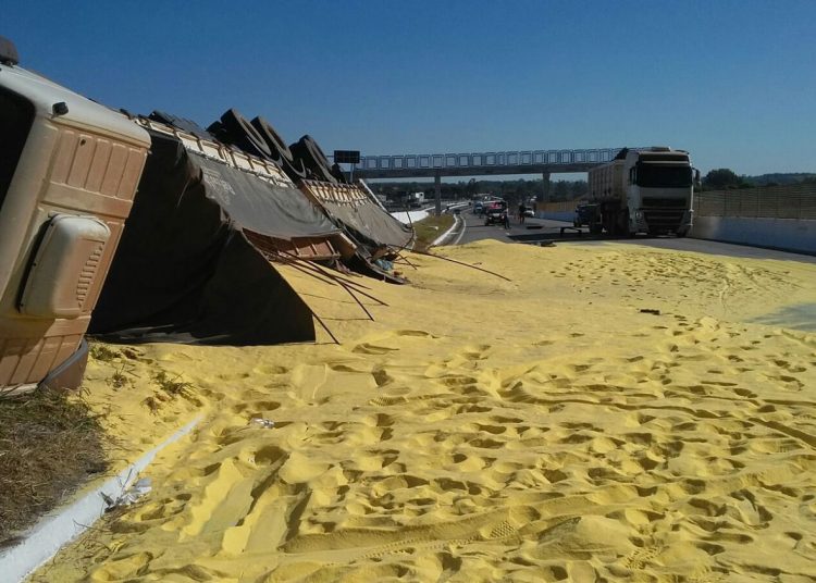 Carreta deixa via parcialmente interditada (Foto: Divulgação PRF)