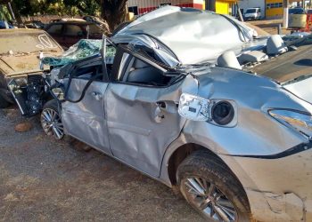 Veículo ficou destruído (Foto: Divulgação PRF)