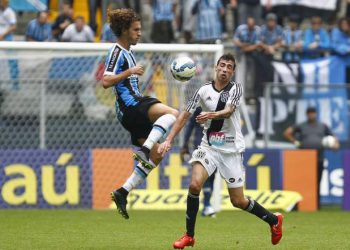 Jogadores disputam bola em jogo disputado às 11h da manhã