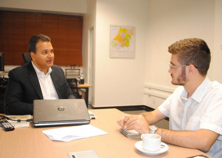 Diretor do Sebrae Igor Montenegro fala ao repórter do Folha Z Marco Faleiro (Foto: Folha Z)