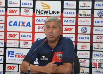 Gilberto Pereira, técnico rubro-negro (Foto: Fábio Marques/Site Atlético)