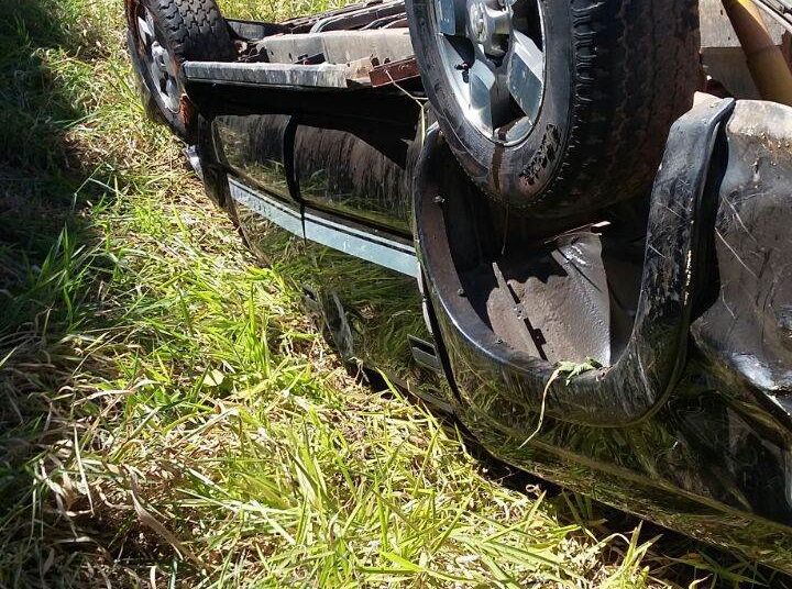 Caminhonete parou às margens da rodovia (Foto: Divulgação PRF)