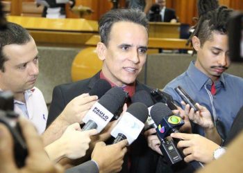 Zander Fábio em entrevista na Câmara (Foto: Alberto Maia)