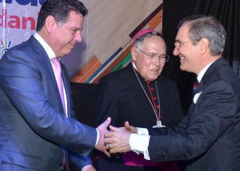 Governador Marconi, ladeado pelo Arcebispo de Goiânia, d. Washington Cruz, cumprimenta o reitor da PUC, Wolmir Amado / Foto: divulgação