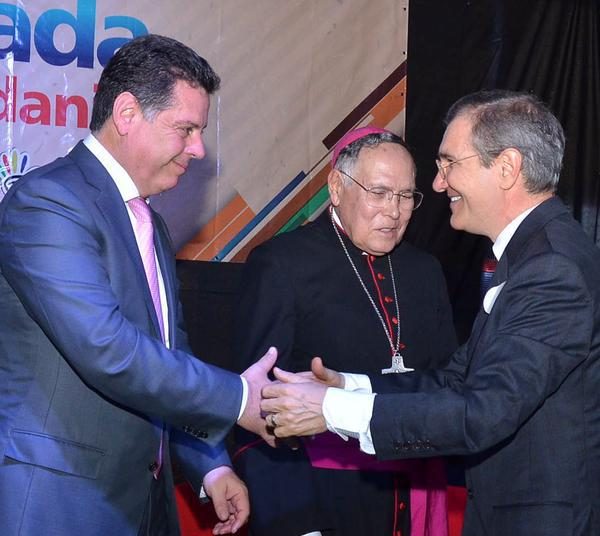 Governador Marconi, ladeado pelo Arcebispo de Goiânia, d. Washington Cruz, cumprimenta o reitor da PUC, Wolmir Amado / Foto: divulgação