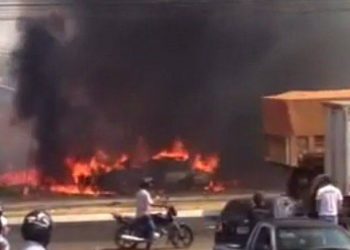 Borracharia pega fogo em Aparecida de Goiânia (Foto: Reprodução)