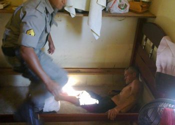 Idoso é socorrido dentro de barracão (Foto: Divulgação PM)