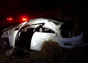Carro ficou destruído (Foto: Divulgação PRF)