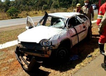 Veículo ficou destruído (Foto: Divulgação PRF)