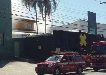 Bombeiros combatem incêndio na El Club (Foto: Divulgação/WhatsApp)