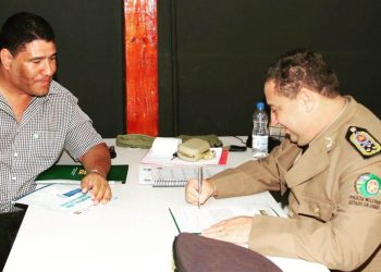 Maione Padeiro entrega ofício ao coronel Sílvio (Foto: Divulgação)