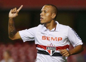 29/01/2014 - SP - PAULISTÃO 2014/SÃO PAULO X RIO CLARO - ESPORTES - O jogador Luis Fabiano do São Paulo comemora gol durante partida entre São Paulo x Rio Claro, em partida válida pelo Campeonato Paulista 2014, no estádio do Morumbi em São Paulo, SP, nesta quarta-feira (29). 29/01/2014 - Foto: MARCOS BEZERRA/FUTURA PRESS/FUTURA PRESS/ESTADÃO CONTEÚDO