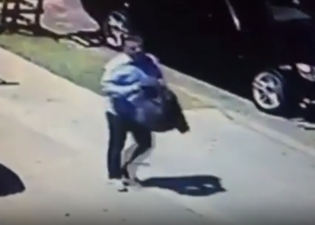 Suspeito foge da igreja com bolsa que furtou (Foto: Reprodução)