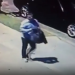 Suspeito foge da igreja com bolsa que furtou (Foto: Reprodução)