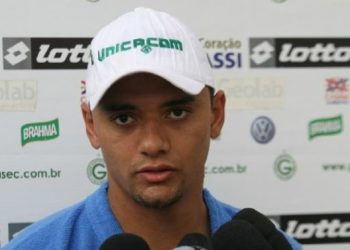 Zagueiro vai ficar seis meses parado