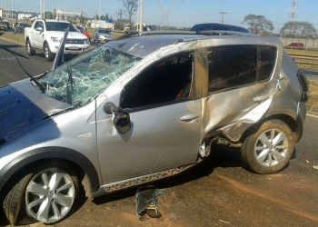 Carro ficou destruído