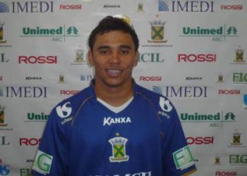 Chiquinho com a camisa do Santo André
