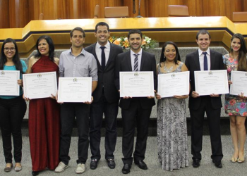 Homenageados postam com vereador (Foto: Site Thiago Albernaz)