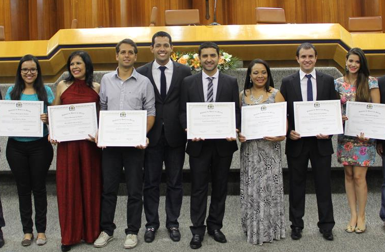 Homenageados postam com vereador (Foto: Site Thiago Albernaz)