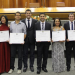 Homenageados postam com vereador (Foto: Site Thiago Albernaz)