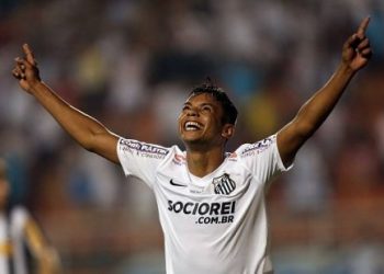 Expulsão do zagueiro gerou muita polêmica no clássico