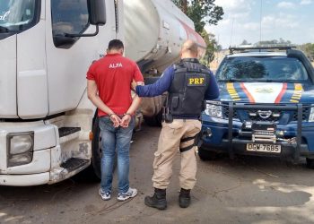 Suspeito preso com carga roubada (Foto: Divulgação PRF)