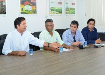 O prefeito Maguito Vilela e o procurador Geral do Município, Tarcísio dos Santos (ladeados pelo advogado do Atlético, Marcos Egídio, e pelo secretário de comunicação do município Ozeias Laurentino) participaram da reunião e assinatura do acordo / Foto: Carlos Alexandre