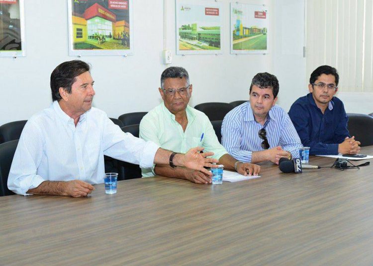 O prefeito Maguito Vilela e o procurador Geral do Município, Tarcísio dos Santos (ladeados pelo advogado do Atlético, Marcos Egídio, e pelo secretário de comunicação do município Ozeias Laurentino) participaram da reunião e assinatura do acordo / Foto: Carlos Alexandre