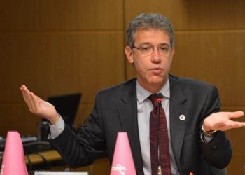 Arthur Chioro lamenta a demissão. Para superar o impasse com o PMDB, a presidente Dilma sinalizou que estaria disposta a dar sete ministérios à sigla. Até agora, ela trabalhava com o número de seis pastas
