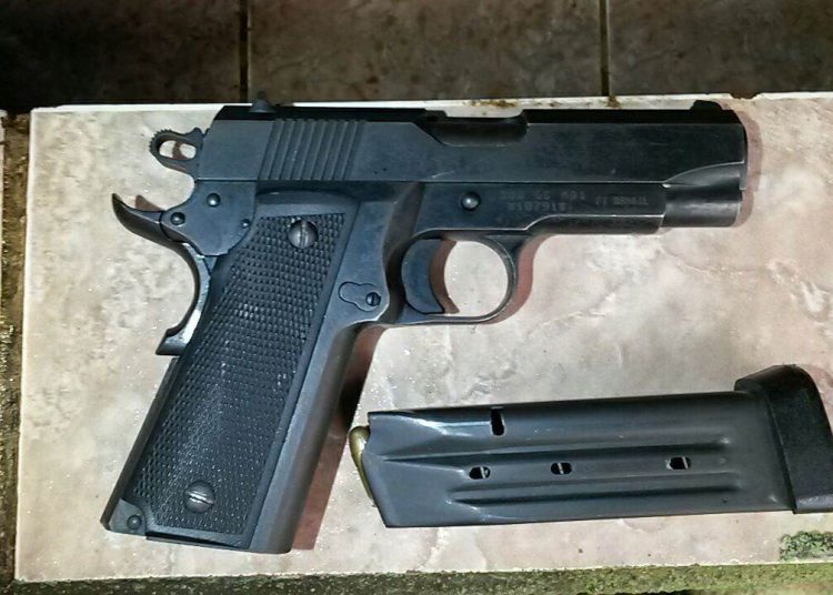 Arma encontrada com os suspeitos (Foto: Divulgação/PM)